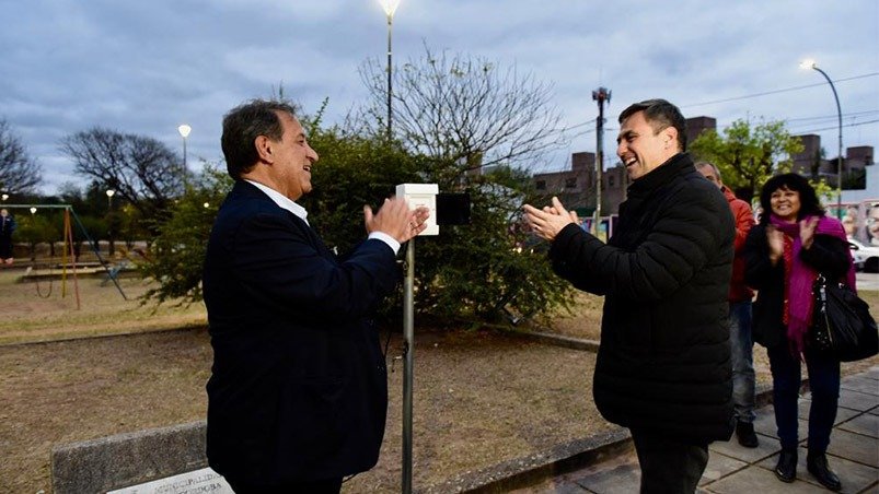 ElDoce's tweet photo. "La Costanera" brilla de noche con 343 nuevas luces LED. Son 343 puntos de luz (conjunto del artefacto, poste y brazo lumínico) modernizados para funcionar específicamente con LED. Mirá la nota de la @MuniCba : https://t.co/64iRIgBfuh https://t.co/dinsV9ies7