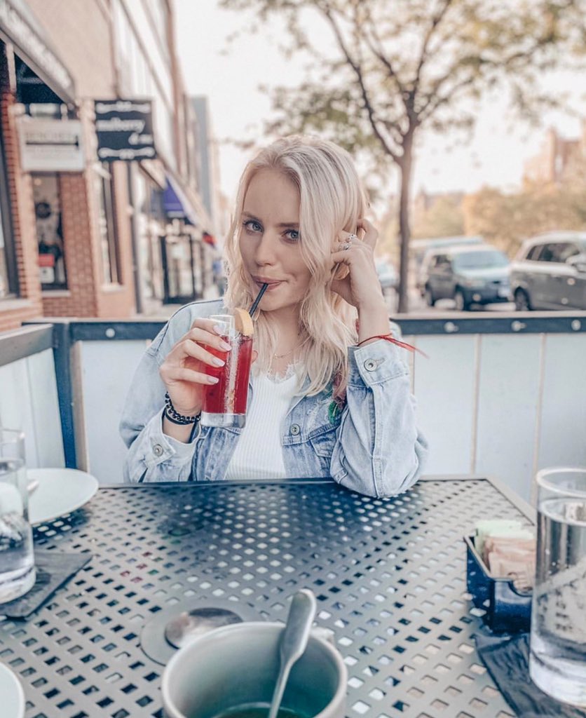 You at 5pm... Don’t forget — several bites &amp; beverages are mad cheap til 6:30pm.

photo: @juliuslav