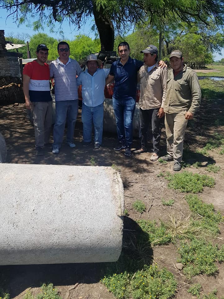 gimenez_bebo's tweet photo. Bebo Gimenez candidato a intendente por Santa Sylvina, haciendo entrega de tubos a familias de zona el Tacuruzal. Sueño hecho realidad, hecho muy importante para ésta gente que esperó ésto por mas de 40 años. https://t.co/QVRDrDcokp