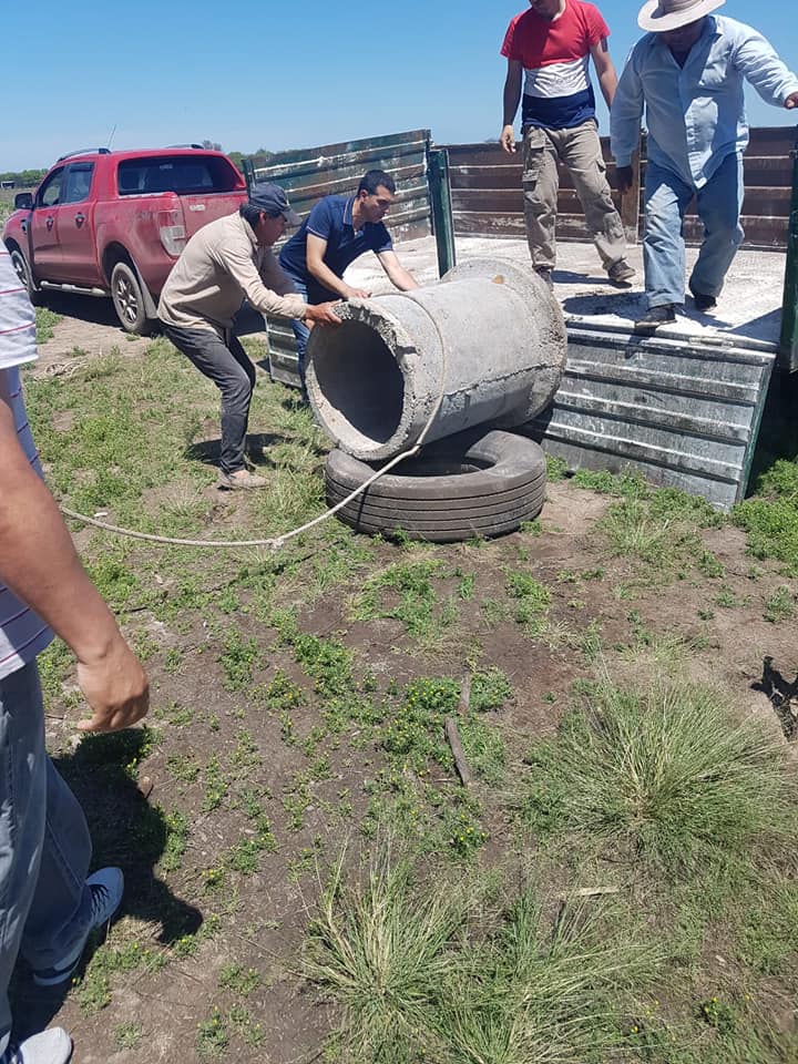 gimenez_bebo's tweet photo. Bebo Gimenez candidato a intendente por Santa Sylvina, haciendo entrega de tubos a familias de zona el Tacuruzal. Sueño hecho realidad, hecho muy importante para ésta gente que esperó ésto por mas de 40 años. https://t.co/QVRDrDcokp