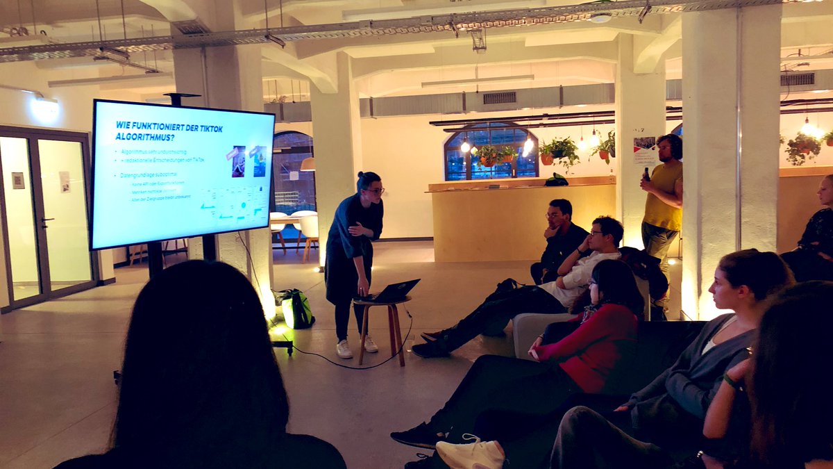 bocher_daniel's tweet photo. Im #Gutenberghub was über TikTok lernen... man gönnt sich ja sonst nichts 🤗😁
#socialrheinmain @PresseClub_Ffm @ZDF_digital @aznachrichten https://t.co/poSIYbdeig