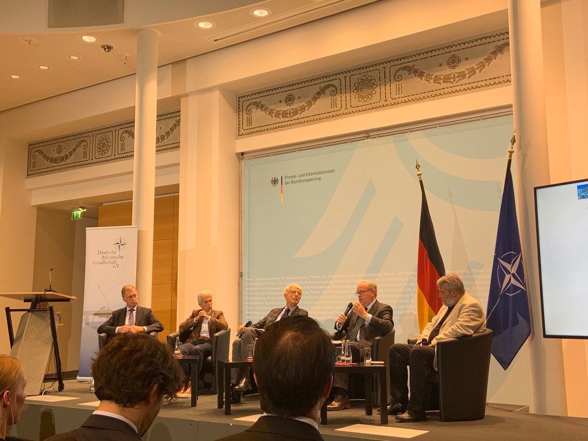 BDSV_Berlin's tweet photo. „Die deutsche Industrie braucht Verlässlichkeit um innerhalb von europäischen Kooperationen ein attraktiver Partner zu sein.“
Der HGF des @BDSV_Berlin Dr. Hans Christoph Atzpodien beim NATO Talk zum Thema „Rüstungskooperationen in Europa“ @MAStrackZi #DAG #NATOTalk #RüKo https://t.co/ZzwTF26I3t