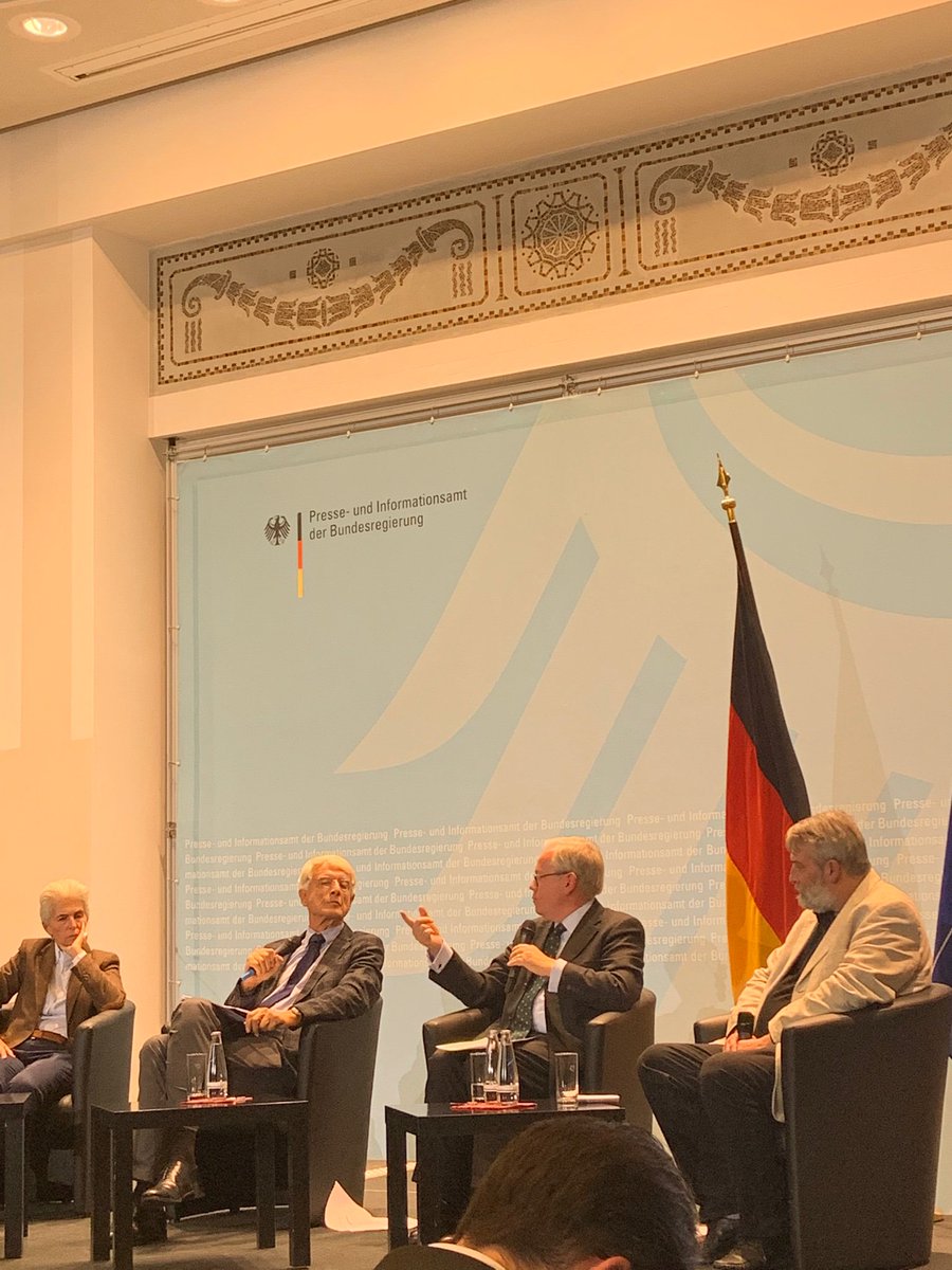 BDSV_Berlin's tweet photo. „Die deutsche Industrie braucht Verlässlichkeit um innerhalb von europäischen Kooperationen ein attraktiver Partner zu sein.“
Der HGF des @BDSV_Berlin Dr. Hans Christoph Atzpodien beim NATO Talk zum Thema „Rüstungskooperationen in Europa“ @MAStrackZi #DAG #NATOTalk #RüKo https://t.co/ZzwTF26I3t