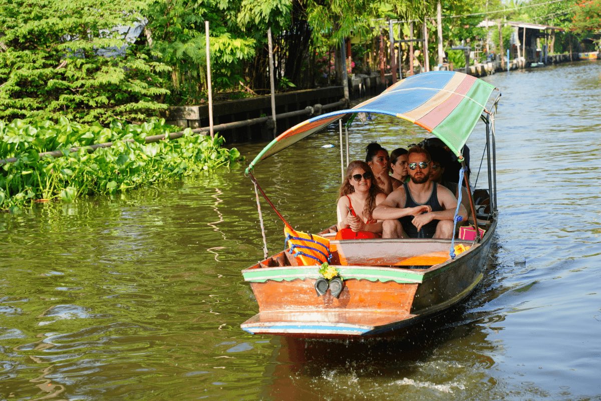 fannectrip's tweet image. Join a Boat trip, Ala carte lunch, Bangkok sunrise drink, bottle water, plenty of snacks/dessert/sweet (vegan friendly) and photo shoot are all inclusive. Book now fannec.com/activity/15 #fannec #floatingmarket #bangkok #thailand #activity #experience #airbnb