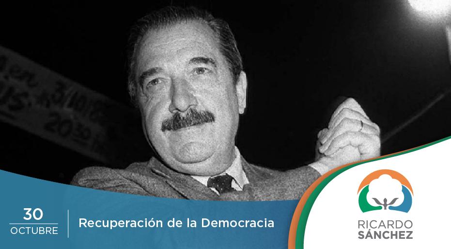 En este día, recordamos al expresidente Raúl Alfonsín, quien sentó las bases de la vuelta a la #Democracia. "El pueblo unido, jamás será vencido". ✊