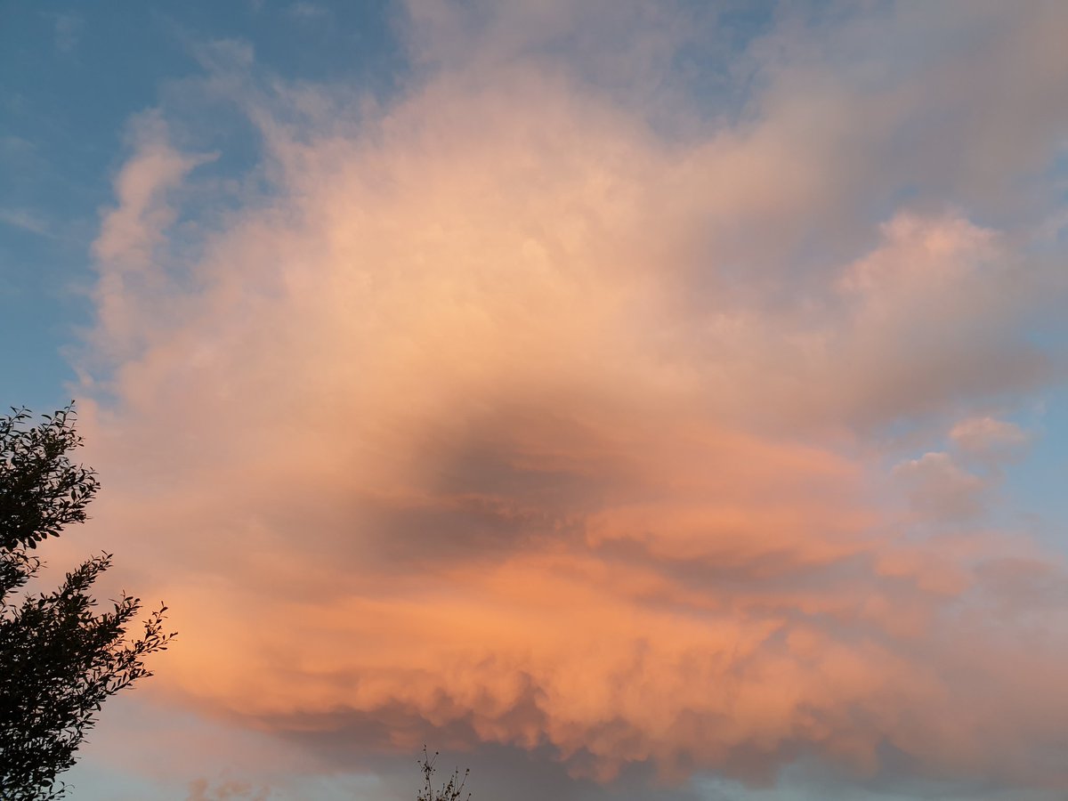 JosephSpear's tweet photo. Sunset reflecting on low cloud.
Autumn 2019.
#photography #exterior #clouds #colour #unmodified https://t.co/hjFBDiSKdu