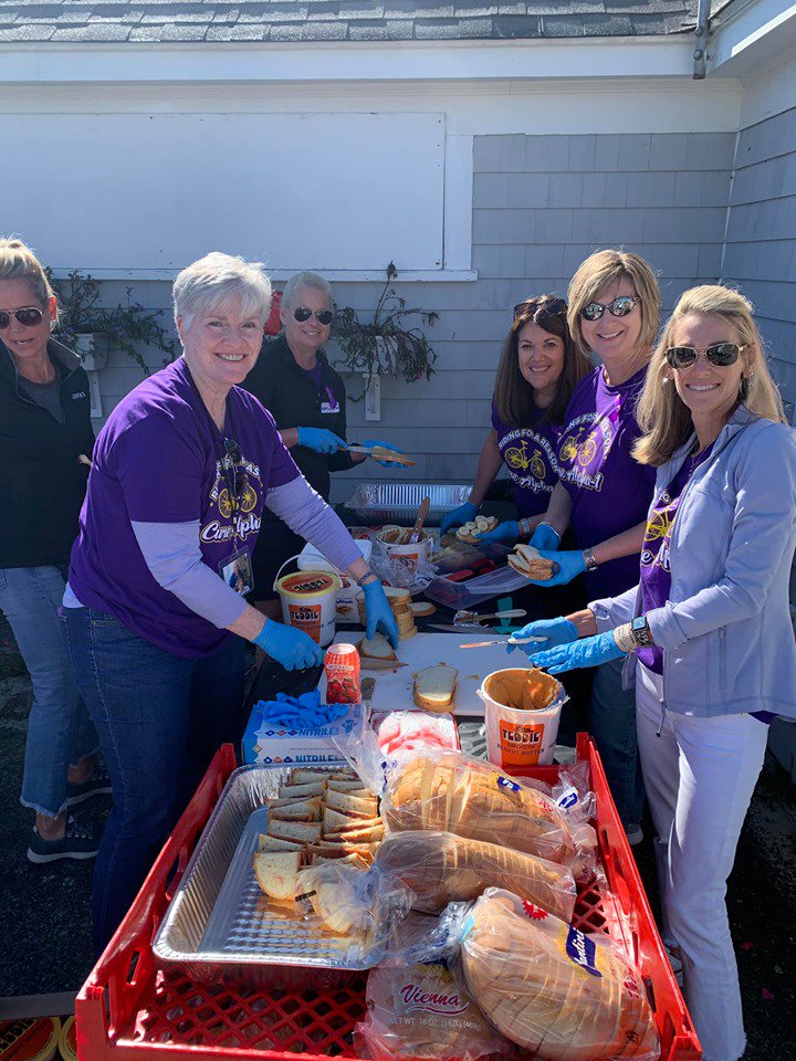 AlphaFriend's tweet image. Today is National Fluffernutter Day and our volunteers know how to make delicious peanut butter and fluff sandwiches! A stick-to-your-ribs-chin-fingers-nose kind of day! #fluffernutter #AEBT #teamalpha1 #curealpha1

Learn more about volunteer opportunities a1f.org/2Mo23MC