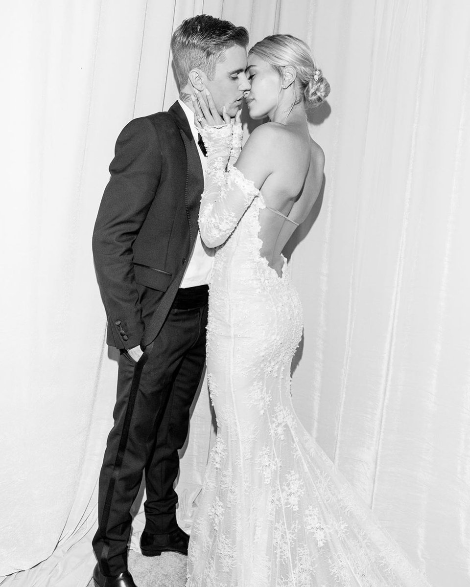 dbodanovias's tweet photo. @justinbieber &amp; @haileybieber compartieron las #Fotos de su segunda #Boda, celebrada en un lujoso complejo en Carolina del Sur. La #Novia lució un elegante #Traje de @virgilabloh completamente bordado, de mangas largas y escote tipo barco, con extensa cola y un velo aún más largo https://t.co/qhrKvd77xc