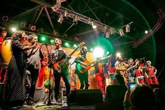 ElCanijodeJerez's tweet photo. 💥Ayer fue un día grande porque mis compares @_Quixotes y yo nos estrenamos en Buenos Aires #ARGENTINA 🇦🇷 gracias a los amigos de @labombadetiempo 
Fue una auténtica pasada el recibimiento de la gente y compartir escenario con estos bicharracos de la percusión.
#ElCanijoDeJerez https://t.co/ysUQoQEzGE