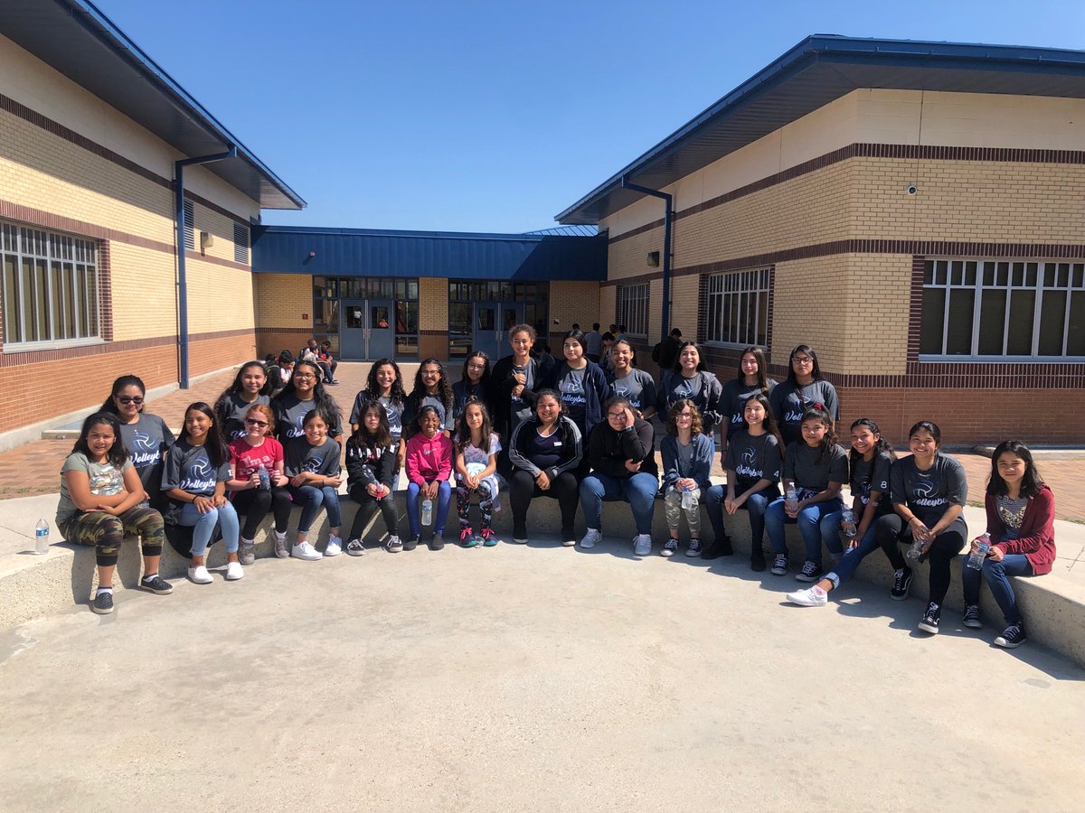 CoachRyanSolis's tweet photo. Kicked off our first mentorship meeting with our buddies from Hatchett Elementary this morning.! Great to meet and see our future Bulldogs having some fun with our Football and Volleyball athletes!   ⁦@NISD_Athletics⁩ ⁦@NISD⁩ ⁦@NISDPease⁩ https://t.co/gR97bphVdw