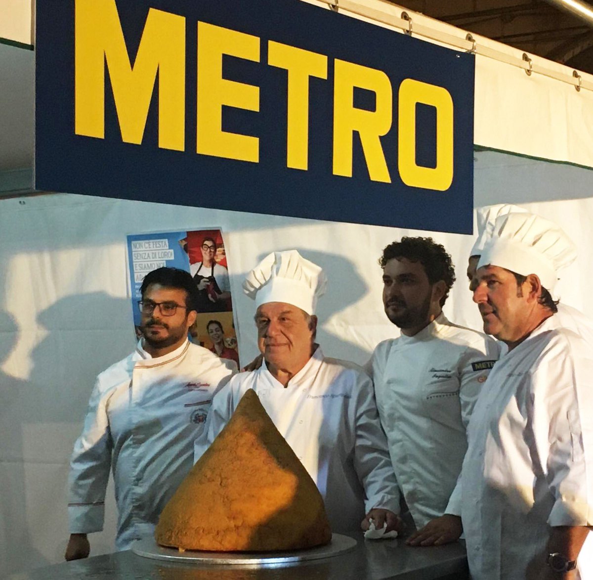 A Catania abbiamo creato l’arancino più grande del mondo. Nuovo <a href="/GWR/">Guinness World Records</a>   con un peso che supera i 32kg #loveownbusiness #metroarancinodeirecord