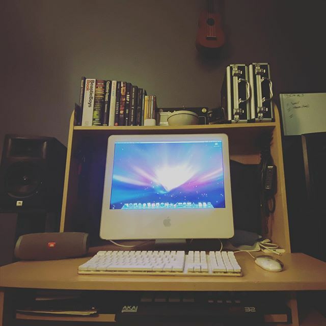 MapTheSky's tweet image. Pulling out that 2009 throwback #imac #G5 to see if we can find make some modern day yams on 512 MB of ram #musicmaking #production #garageband ift.tt/2ARHNxu