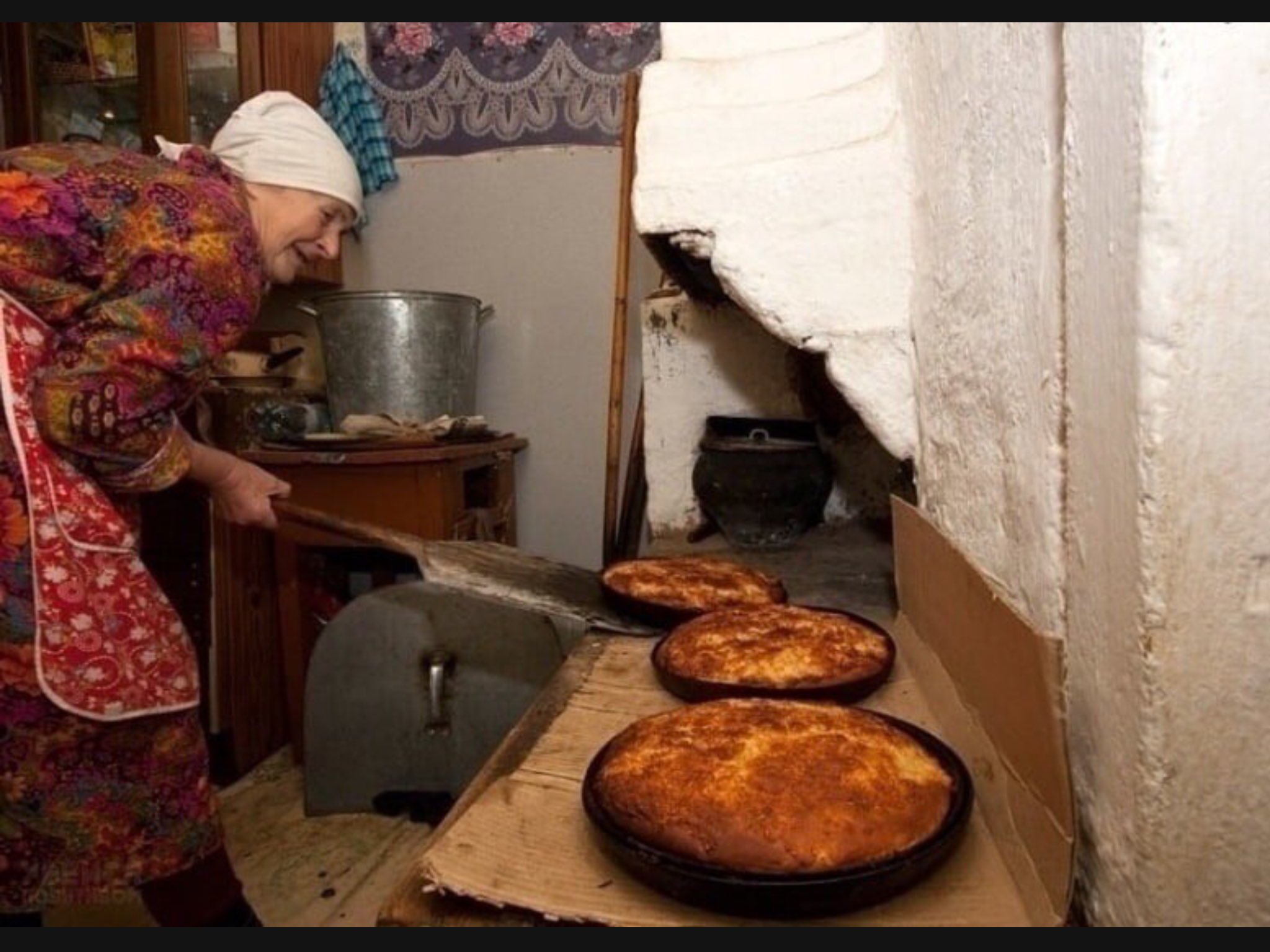 Печена бабка. Бабушка печет пирожки в русской печке. Пироги из русской печки. Пирожки из русской печи. Бабушка печет хлеб в русской печи.