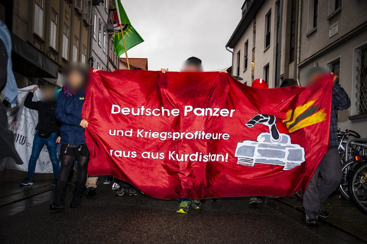 linksunten_goe's tweet photo. 100 TN auf #Kundgebung und bei Spontan #Demonstration ".. gegen den drohenden Angriff der #Türkei auf #Rojava" in #Göttingen. Unsere Fotos: https://t.co/16KOdaka7q  #riseup4rojava  #TwitterKurds #Syrien #TurkeyIsNotOurFriend #Handsoffrojava #deutschewaffendeutschesgeld https://t.co/uXgVDhz7x0