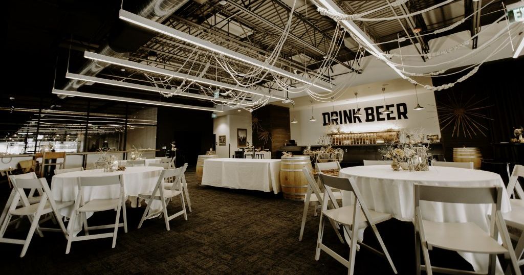 cascadeswedding's tweet photo. The @EsthetixMD Cascades Wedding Show at @RiverhouseBend on Jan. 18 will showcase wedding pros ready to help you plan every aspect of your wedding! @10BarrelBrewing has an incredible banquet room avail. with mountain views! Find your dream venue >>> https://t.co/hn7vO5kNXZ https://t.co/QM8dICb7YX