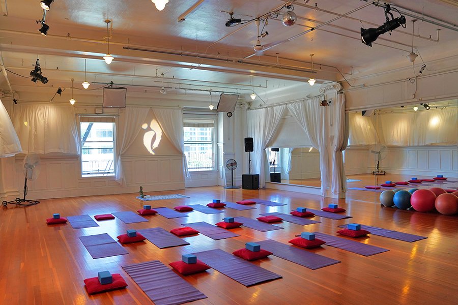All set up for yoga right in the heart of downtown Portland ✨ ✨ ✨ 

#pythianstudios #downtownportland #portland #downtownpdx #portlandyoga