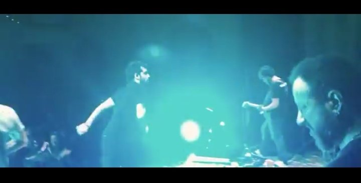 OttaSSat8's tweet image. #FabrizioMoro videoclip #PerMe
💔💘💞
"🎷🎷"

(Immagini dal videoclip del verso citato rese più chiare)

La mano con il biglietto 😭😭💔💔

688.000 visualizzazioni su YouTube YouTube giorno 26
💪💪