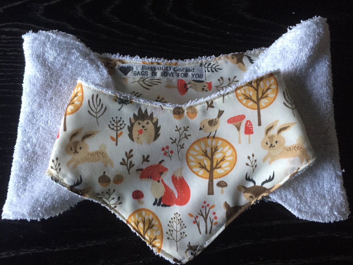 BGariad's tweet photo. https://t.co/uEasEQZ6Gh
Another slight change today 
Today I made a bandana bib and a dribble cloth #autumnalbaby or #christmas baby #handmade #gifting #noplastic #nopvc #reusable #washable #practical #fungift #useful 
As always #madewithlove https://t.co/pIBJ9c77GF