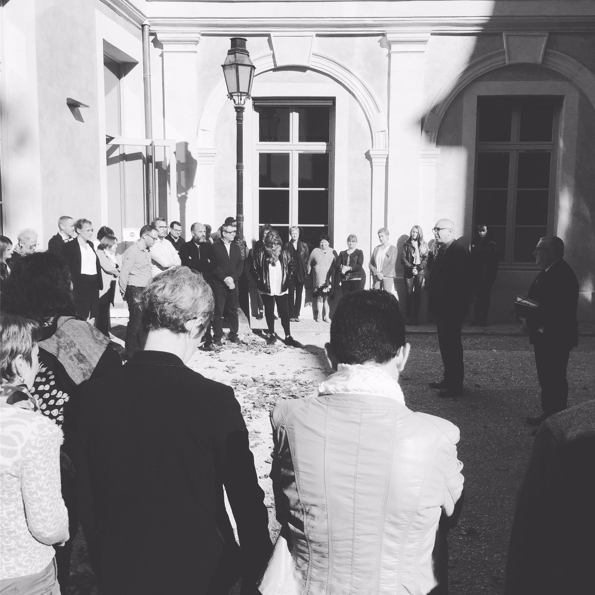 #hommage les agents des services de l’Etat dans le #Lot ont respecté une minute de silence en mémoire des agents de la préfecture de police tombés. Unis ! #NoublionsJamais <a href="/prefpolice/">Préfecture de Police</a>