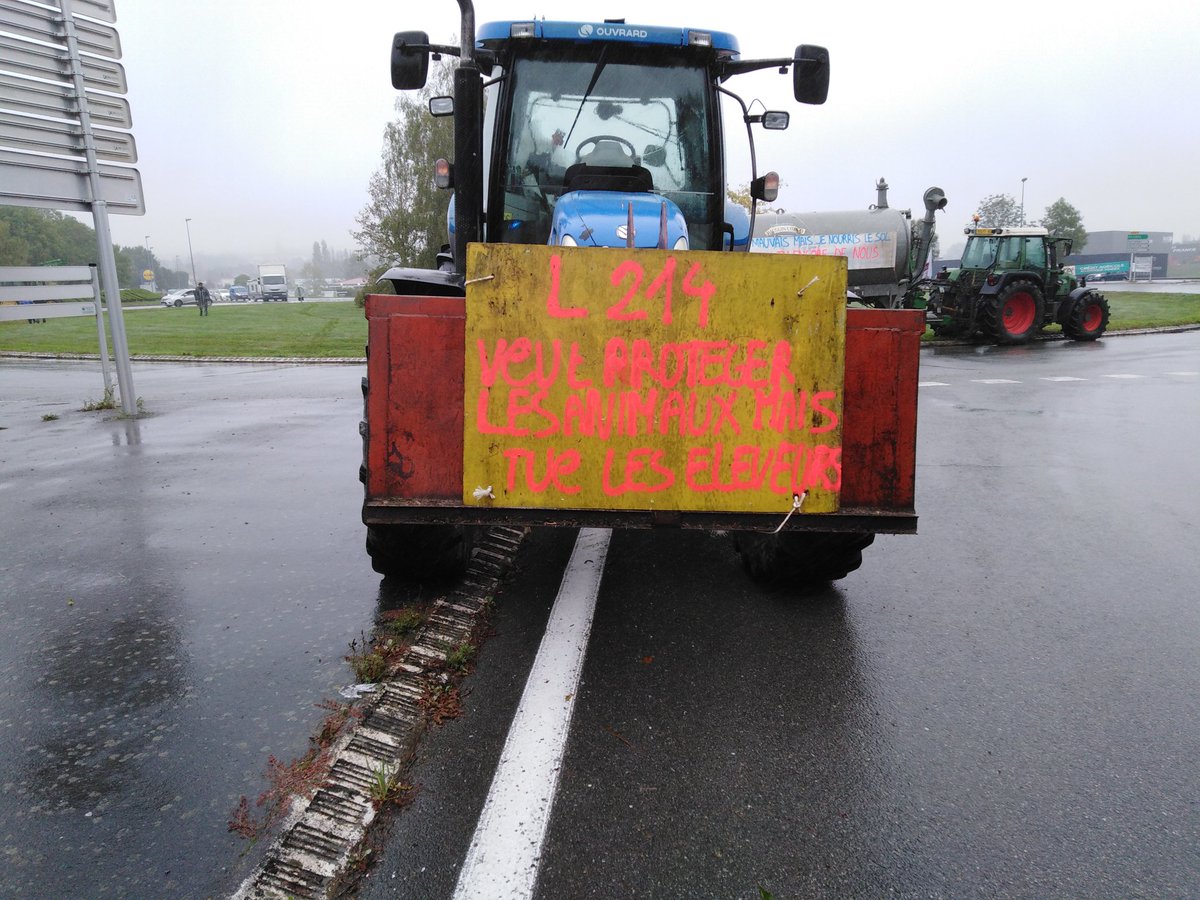 CHATELLIERJu's tweet image. Tous réunis pour montrer notre colère face à l'agribashing, les distorsions de concurrence, les normes et règles incohérentes et 0 retour des EGA !
Tous déterminés pour sauver l'agriculture française !
@FDSEAVendee @JAVendee