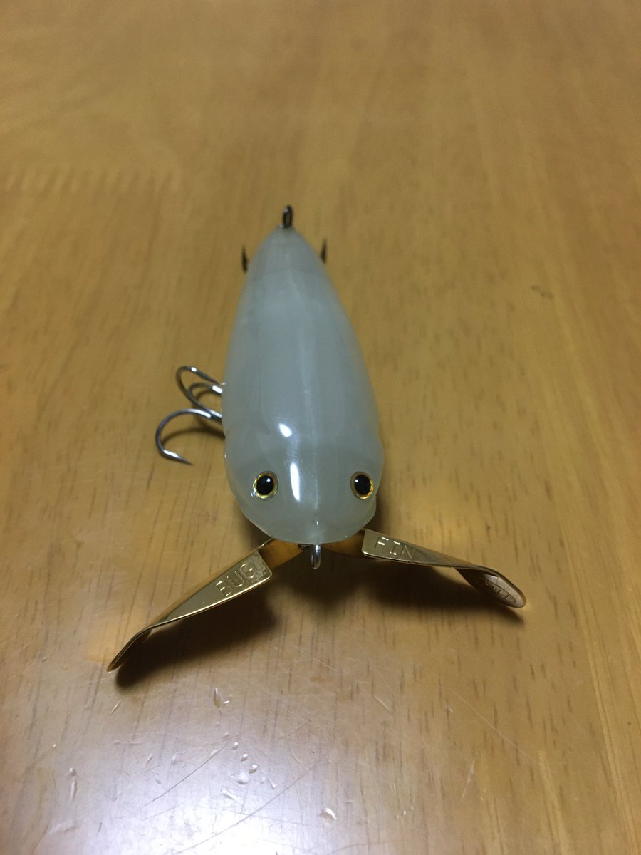 ぼっち 羽根物のガルウイング版 古くはヘドンのクレイジー ダッチやアベンタなどのクローラールアーは横に羽根を広げるのに対しこの子は下 から広げる珍しいタイプ キャスト時に糸が絡まり易い欠点を除けば 笑 ラッキークラフト キャットバグ