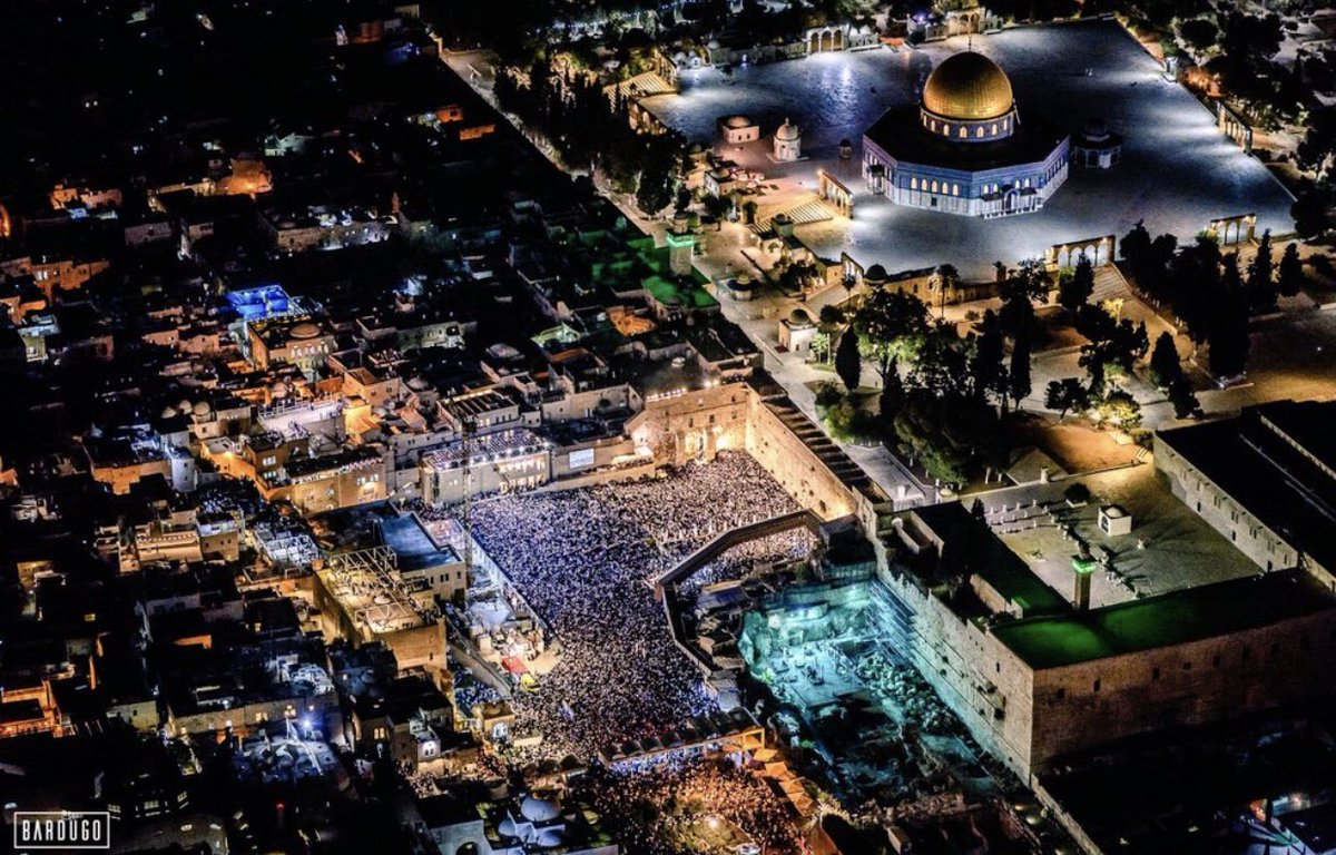 Massive pray in the most sacred place of #Judaism on the eve of the most solemn day of the #Jewish calendar. On this date so sacred of #YomKippur that all be inscribed in the book of life for the coming year. #kotel #Jerusalem #YomKippur #KolNidre #jew