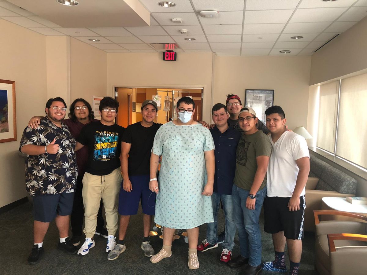 if you all could donate/rt/like/spread this around it would be greatly appreciated by all of us! Every donation would help out!
gofundme.com/f/leukemia-fun…