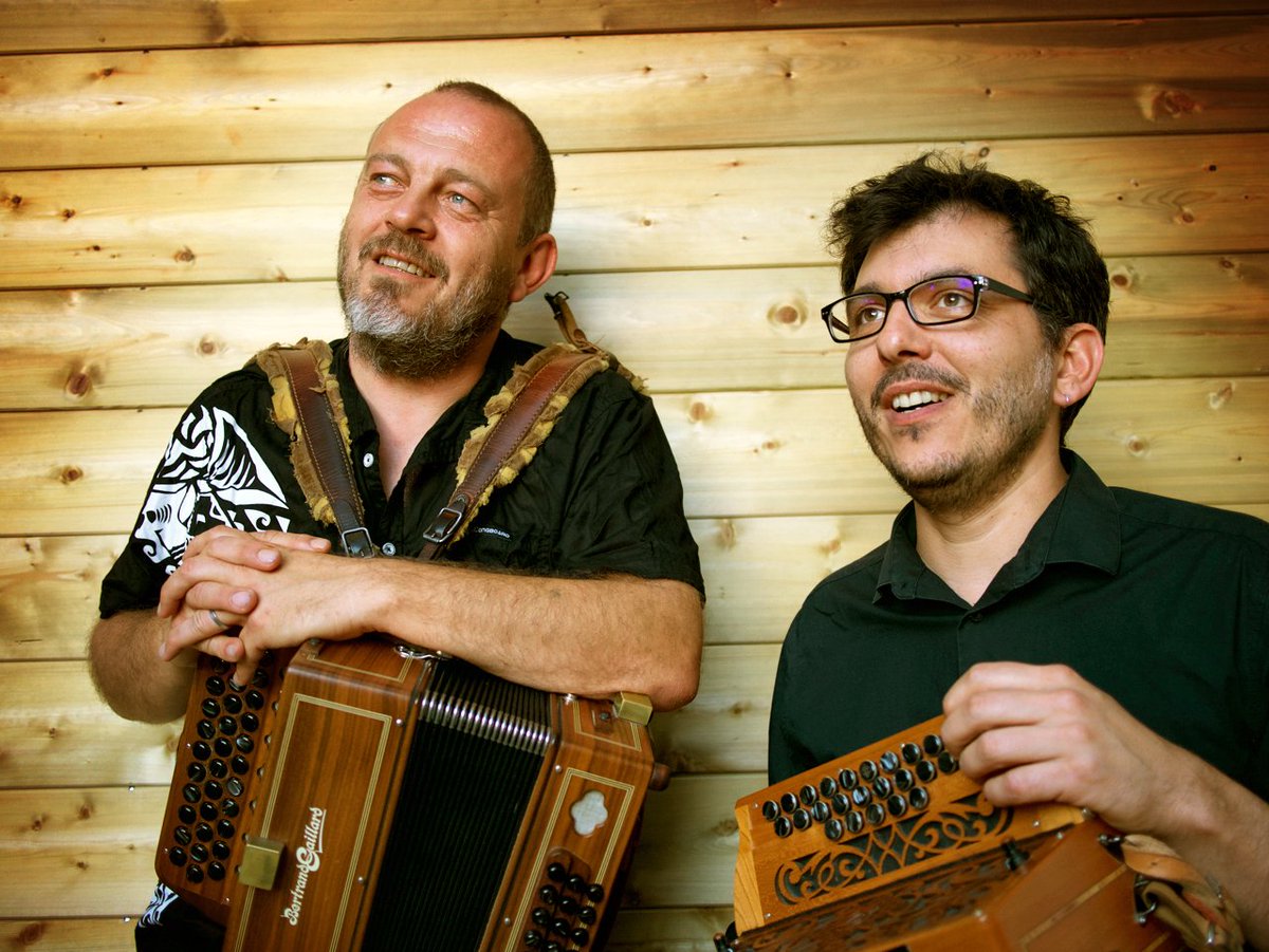 FMediterrania's tweet photo. NIT de BALL FOLK - El dissabte 12/10 a la taverna @cervesaguineu, els amants del ball folk tenim una cita. Tres concerts amb @ballugall (20:00h) , #Flowk (21:15h) i #DuoBrottoMilleret (22:30h) ➡ Entrada gratuïta. Jotes, boleros, fandangos, cercles, mazurques... Balles?😉 https://t.co/HkSZlrnaXv