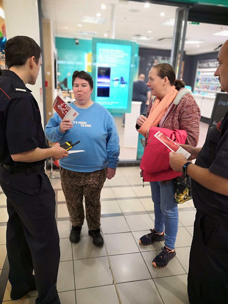 Red Watch Bangor @nifrssouth @NIFRSSafety giving vital Fire Safety Advice to the public in Bloomfield Shopping Center Bangor #STOPfire