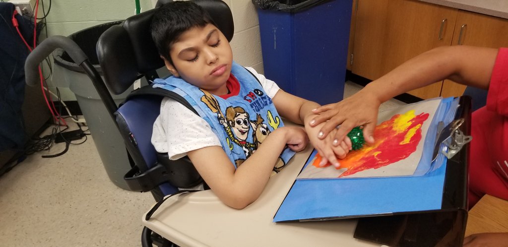 PTES_Art's tweet image. Today,  Bowen and Houston's classes learned the colors of fall leaves and then practiced mixing colors for their own fall leaf mural! #fallfun #mixingcolors #fcpsart @PoplarTreeES