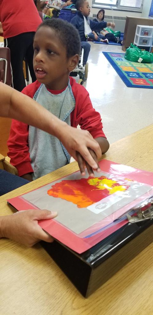 PTES_Art's tweet image. Today,  Bowen and Houston's classes learned the colors of fall leaves and then practiced mixing colors for their own fall leaf mural! #fallfun #mixingcolors #fcpsart @PoplarTreeES