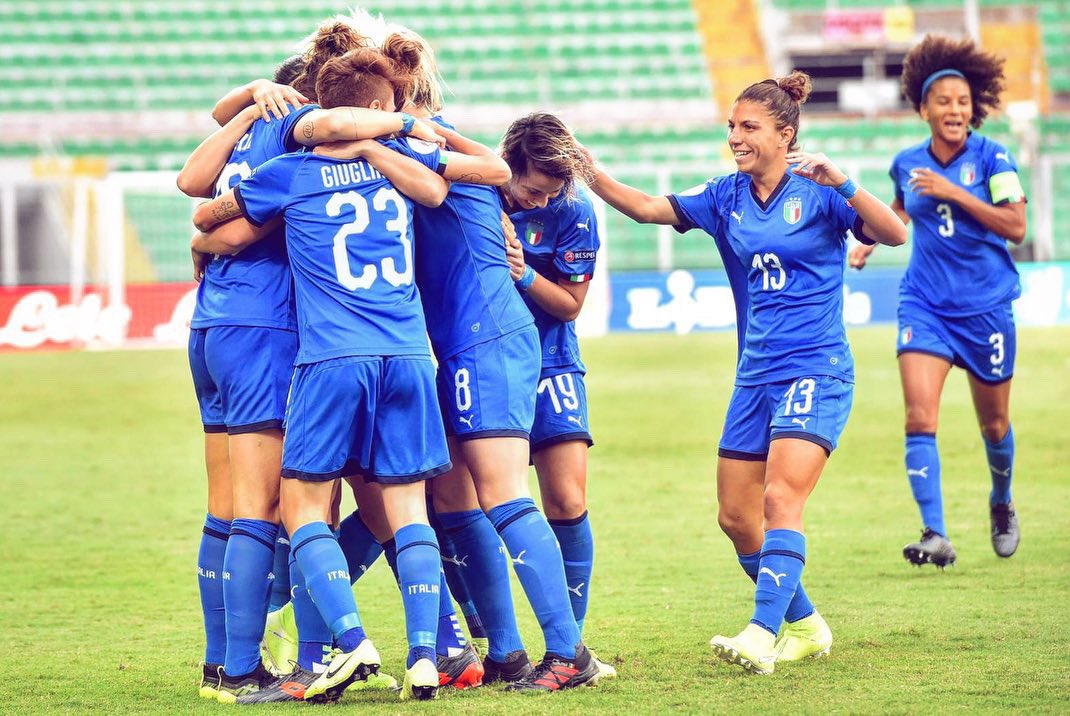 cristianagire's tweet photo. Il Barbera sarà anche un buonissimo vino rosso ma oggi, questo stadio,
sapeva più di champagne. 🤪🍾
•
ITALIA Bosnia 2-0! 💙🇮🇹
#forzaazzurre #roadtoengland2021 #nazionalefemminile #atuttaranda #cg10 #thanksallofyou https://t.co/1YfbR9zS6r
