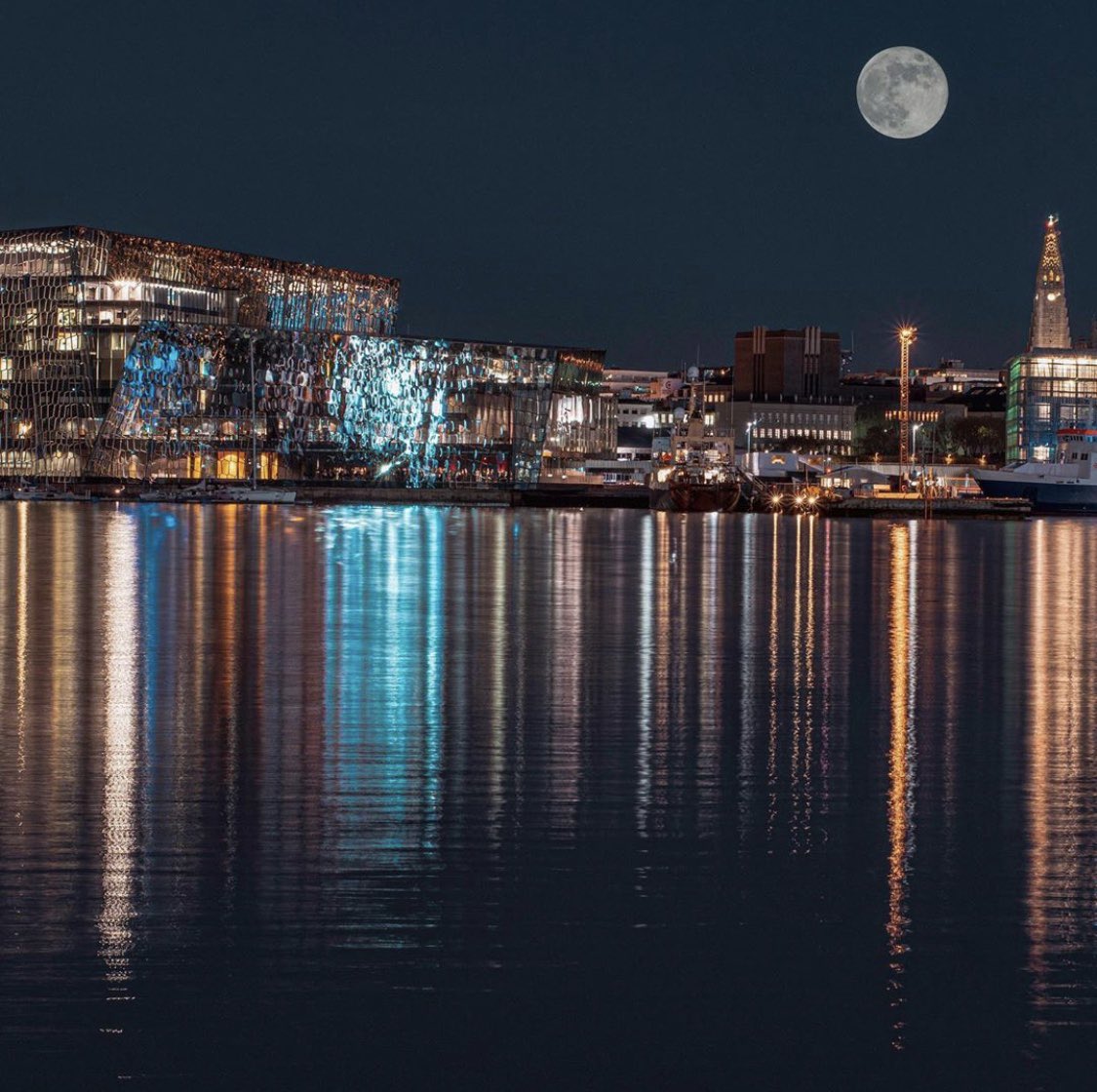 #Harpa and the full moon 🌕 
📷: instagram.com/petur.orn.phot…