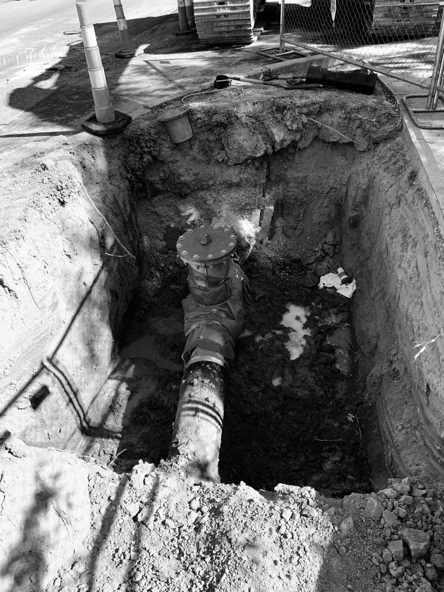 HydraStop's tweet photo. A large utility recently installed this 12” #insertionvalve and the surrounding neighborhood was none-the-wiser, because the water never shut down. With Hydra-Stop's insertion valves, you can gain full control of your #water distribution system without compromising service. https://t.co/HCpai8zDve