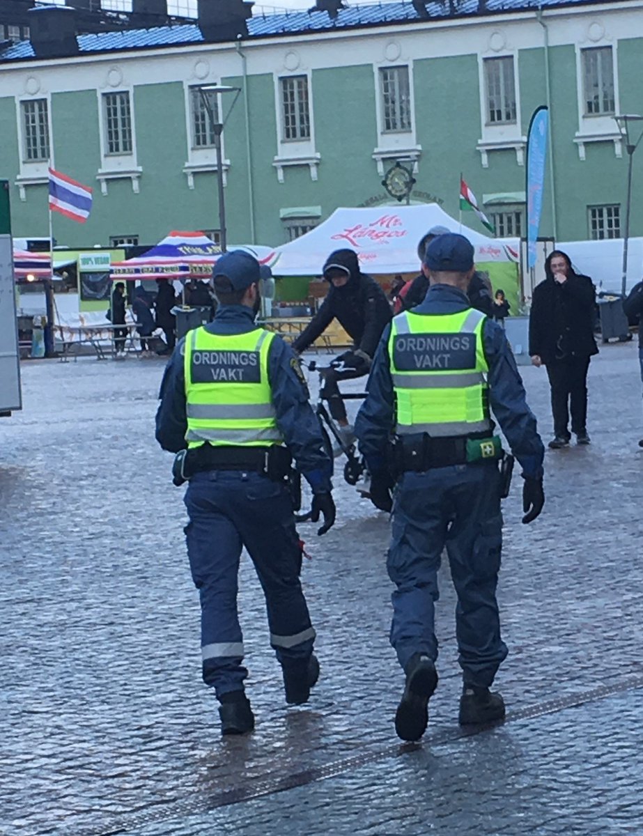 Idag genomförde polisen tillsammans med <a href="/SamordnareHilde/">Samordnare Hilde</a> och jag en utbildningsinsats för ordningsvakter som arbetar i Uppsala. 

Fördjupning i juridik och Rakelradio samsades med vårt pass om kommunens arbete med ordningsvakter och samverkan med socialtjänstens Ungdomsjour.