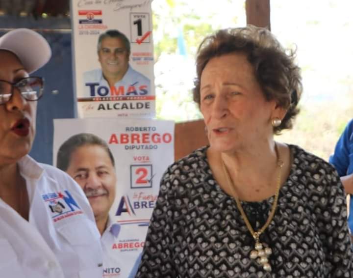 amable0202012's tweet photo. "Abuelita Susana De Torrijos se ganará $7,000 asesorando a MEDUCA. ¿Sera PRESENCIAL, comiendo tranque desde La Chorrera, o lo hará TELEFÓNICAMENTE y vía correo? Se llevará casi 10 SALARIOS" MINIMOS de $721. 00. #QueOpinas https://t.co/DfO4m9btOW