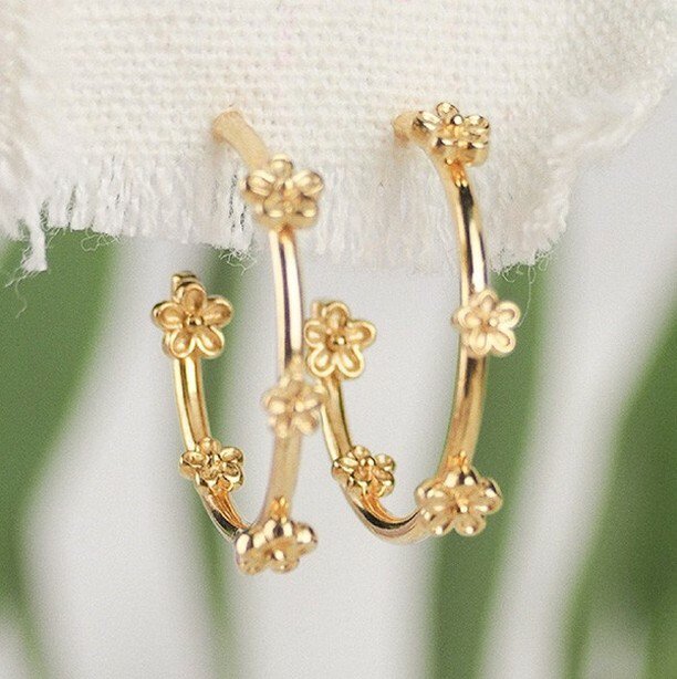Is there anything more classic than a gold hoop earring?⁠ .⁠ .⁠ .⁠ .⁠ .⁠ #goldhoops #goldearrings #flowerjewelry #blossom #flowerjewellery #everydayjewellery ift.tt/35kTudV