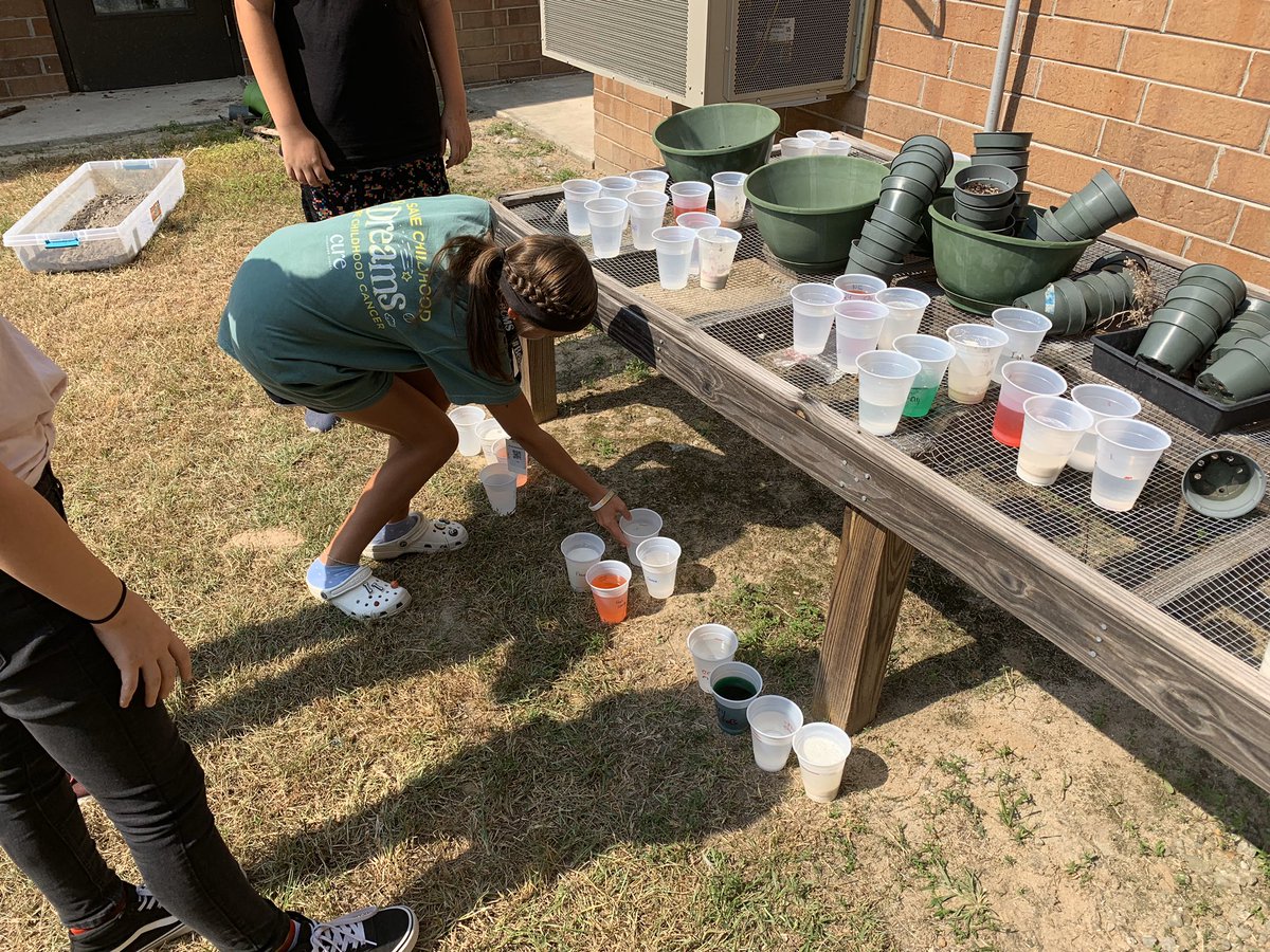 MrsTedderBCMS's tweet photo. Our ecologist are examining the different affects evaporation has on the water cycle! #YouBeTheEcologist #BeBCMS @BryanCountyMS https://t.co/TmMNP1Z0rk