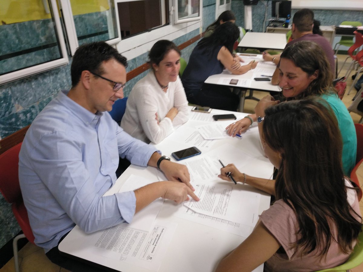 SalesiansRoc's tweet photo. Famílies i direcció de l'escola ens reunim per treballar conjuntament el pla estratègic pels propers 4 anys.Junts reflexionem i fem créixer l'escola.Transparència, intercanvi, comunitat educativa, somnis compartits... #som1 #salesiansrroc1920 #critica @AmpaRocafort @SalesianosSMX https://t.co/LhFwxNv3KT