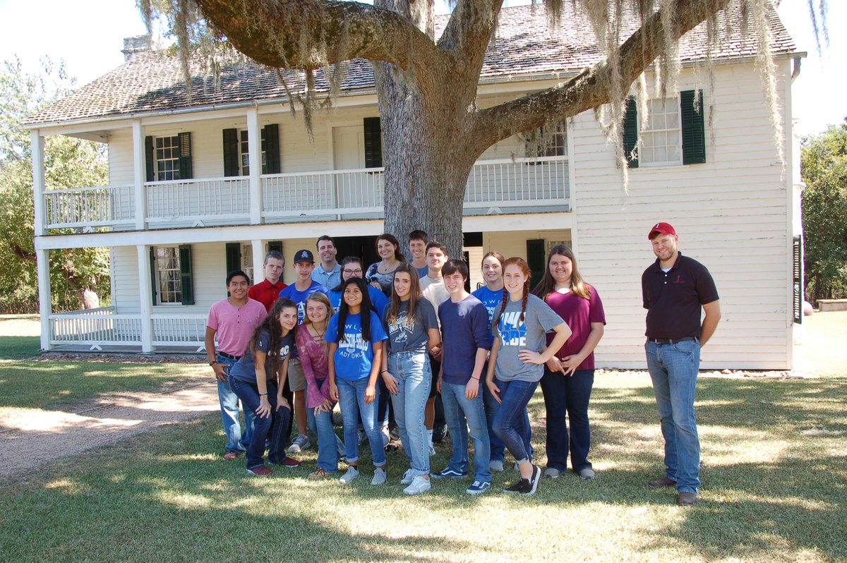 MrsBWhittle's tweet photo. #ASBPA had a great time serving &amp; learning at Fanthorp Inn! That stagecoach is ready for the weekend! #FanthorpInn #Busedu @rebwisnoski https://t.co/eD3BBEZrzf