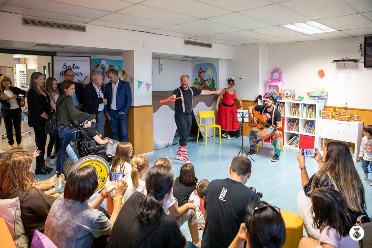 jordi_ballart's tweet photo. Avui he assistit a la presentació del nou hall i sala de jocs de la planta pediàtrica de l'Hospital de Terrassa. Colors, dibuixos i mobiliari que transmeten alegria i calidesa, el que necessiten les nenes i nens i les seves famílies. Gràcies @unidosxellos1 per fer-ho possible! ❤️ https://t.co/mSqa5e9h78