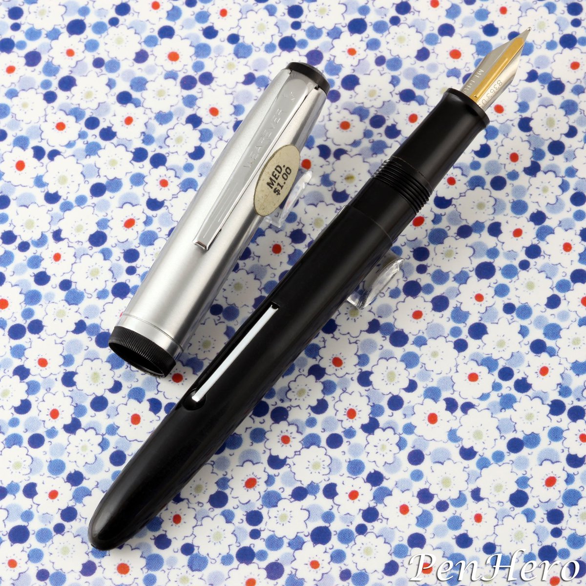 PenHero's tweet photo. A second version Wearever Pennant fountain pen in black c. 1954-1960
#pencollecting #fountainpen #wearever #pennant #davidkahn #lucite #forticel #penhero https://t.co/ZFn83I5DBk