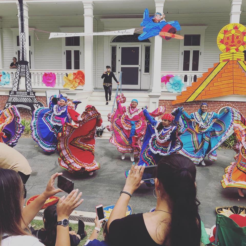 F5LABestStart's tweet photo. We hope everyone is enjoying Autumn so far. Best Start #Wilmington certainly is & showed off their spirit at a local #FallIntoLiteracy event. 📚 Families enjoyed food, entertainment & reading resources! https://t.co/ykIyPi7aCk