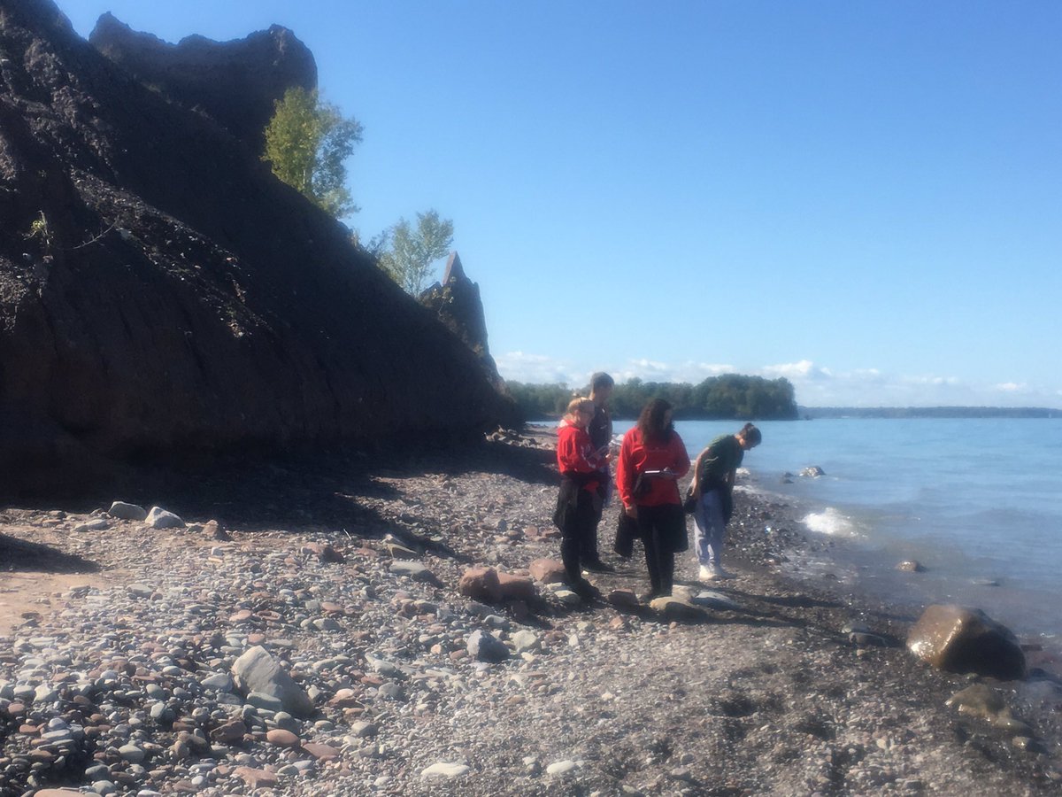 MPHScienceDept's tweet image. What’s the best way to learn about drumlins, clay that demonstrates liquefaction and other ‘cool’ glacial features? Why yes, walk through the middle of a drumlin at Chimney Bluffs.