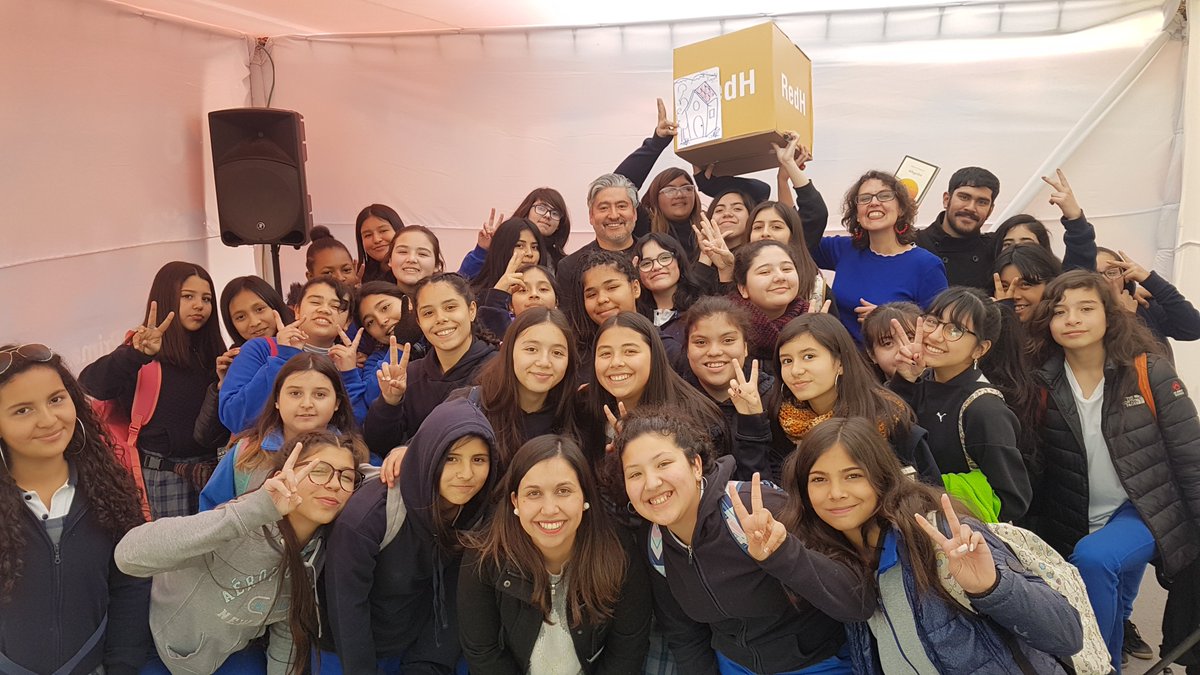 Estudiantes del 7°A, asistieron a la 8va Primavera del Libro la cual se realizó en el anfiteatro del Parque Bustamante, presentando “Diálogos en Movimiento” que busca fomentar la lectura en los estudiantes con el fin de generar un vínculo entre texto, autor y lector.