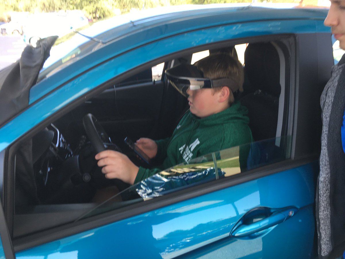 PEERSFdn's tweet photo. We continue to join forces with @StateFarm to end distracted driving at @NordoniaSchools. Students pledge to avoid distractions and practice safe driving habits after experiencing our #ARDDES prevention simulator. #Drive2N2
@SF_BenJustice https://t.co/Mu0EEick96