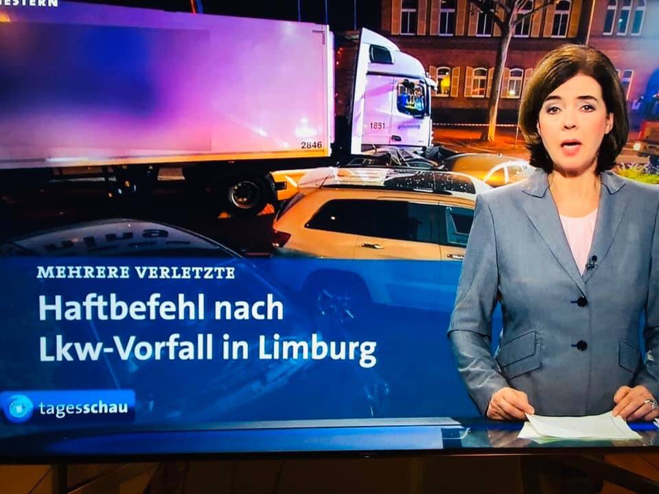shlomosapiens's tweet photo. Angenommen, ein Neonazi kaperte einen Lastwagen, um mit Schmackes in einen türkischen Hochzeitskorso zu brettern - würde die Tagesschau dann auch von einem „Lkw-Vorfall“ sprechen? https://t.co/kkBLWforIu