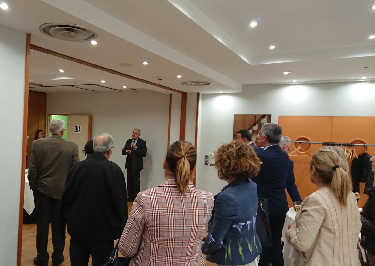 InfoFpumsa's tweet photo. Interesante el encuentro entre Javier de Felipe y los patrocinadores de los Premios Internacionales Mano Amiga. Hay que ayudar a la investigación porque esas es la única vía. Gracias por la VISITA Javier, hay que repetir @javier_defelipe #Alzheimer #LeonEs https://t.co/2fS1pxhsah