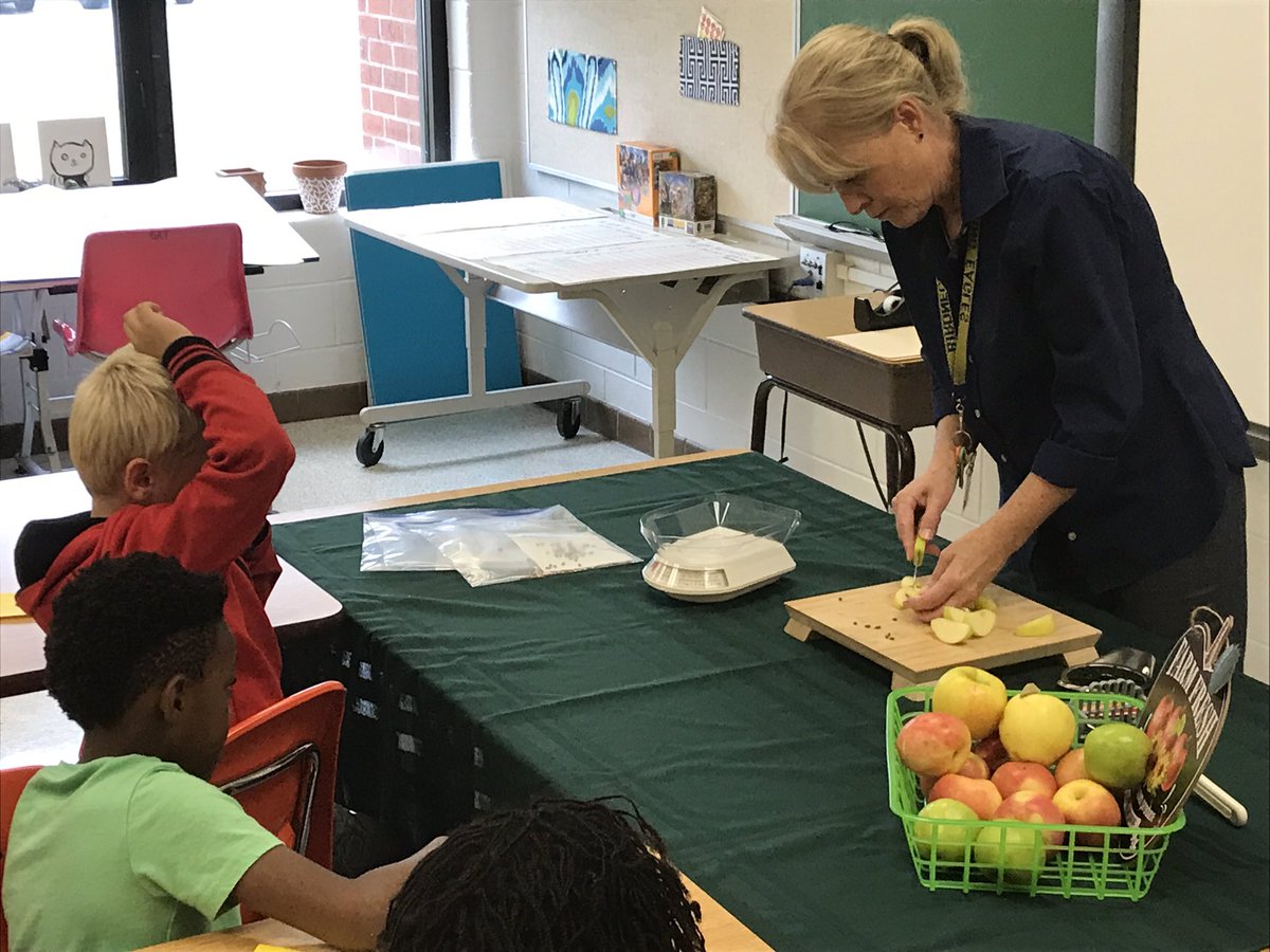 JBrownBNES's tweet image. Awesome experiment for young scientists: fabulous GRT Mrs. Campbell had her first graders making predictions, observing, activating prior knowledge, using their senses, asking questions, graphing data, and thinking like a scientist (and more)! #AppleScience #VoteYellowApplesauce