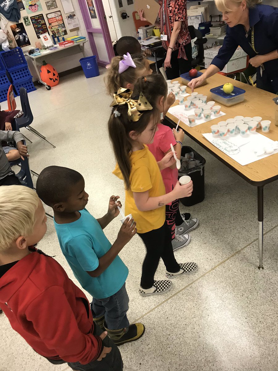 JBrownBNES's tweet image. Awesome experiment for young scientists: fabulous GRT Mrs. Campbell had her first graders making predictions, observing, activating prior knowledge, using their senses, asking questions, graphing data, and thinking like a scientist (and more)! #AppleScience #VoteYellowApplesauce